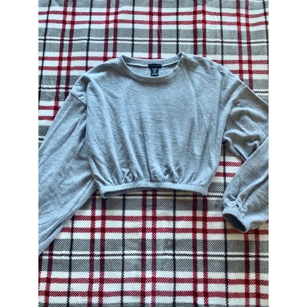 🎉 Cropped Grey Sweater 🎉